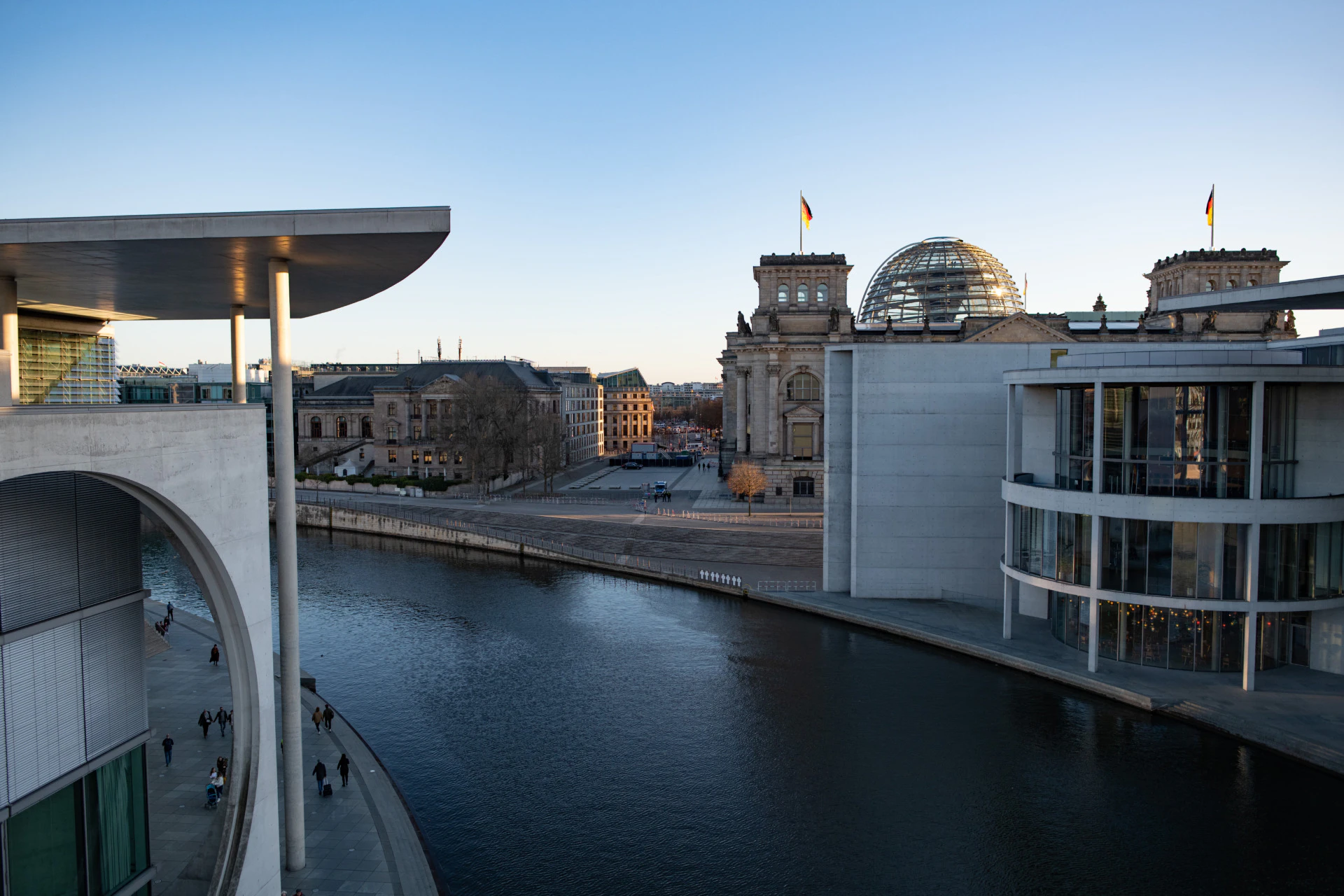 Foto des Deutschen Bundestags in Berlin mit der Spree im Vordergrund