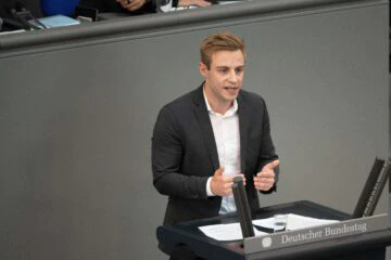 Foto von Bruno Hönel am Redepult im Plenum des Deutschen Bundestages